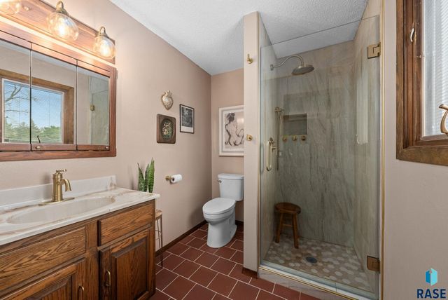 5908 W Chadwick Pl Place, Sioux Falls, SD 57106