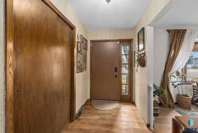 5908 W Chadwick Pl Place, Sioux Falls, SD 57106