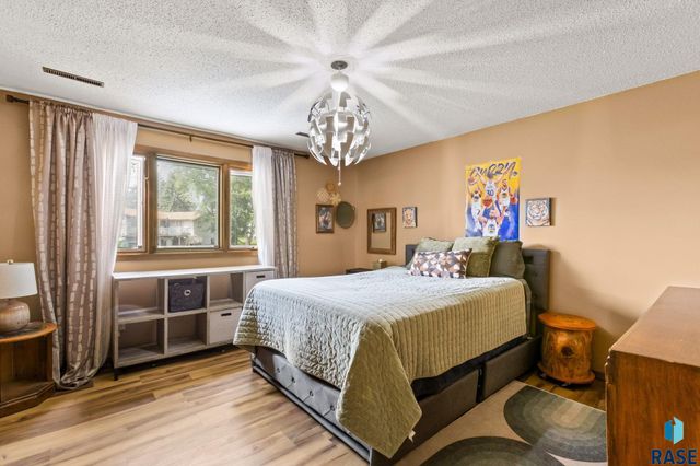 5908 W Chadwick Pl Place, Sioux Falls, SD 57106