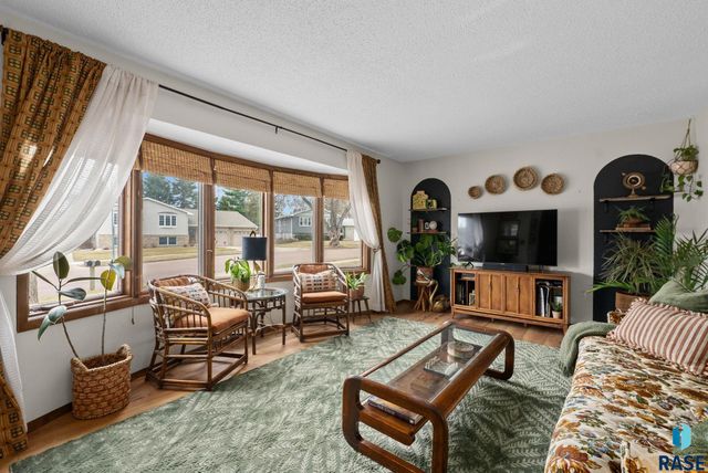 5908 W Chadwick Pl Place, Sioux Falls, SD 57106