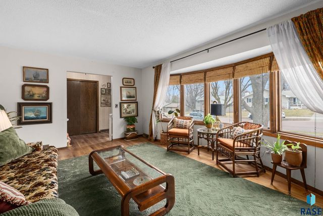 5908 W Chadwick Pl Place, Sioux Falls, SD 57106