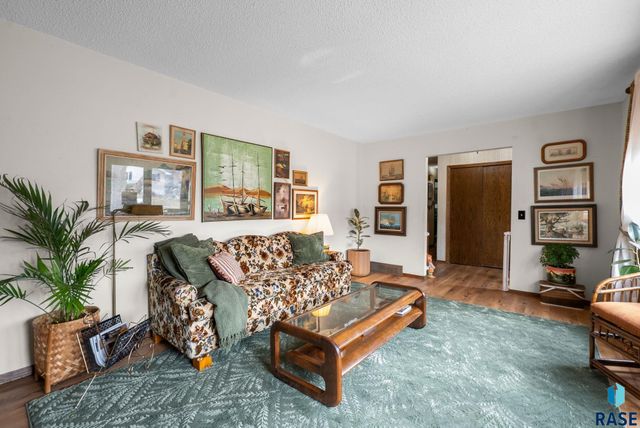 5908 W Chadwick Pl Place, Sioux Falls, SD 57106