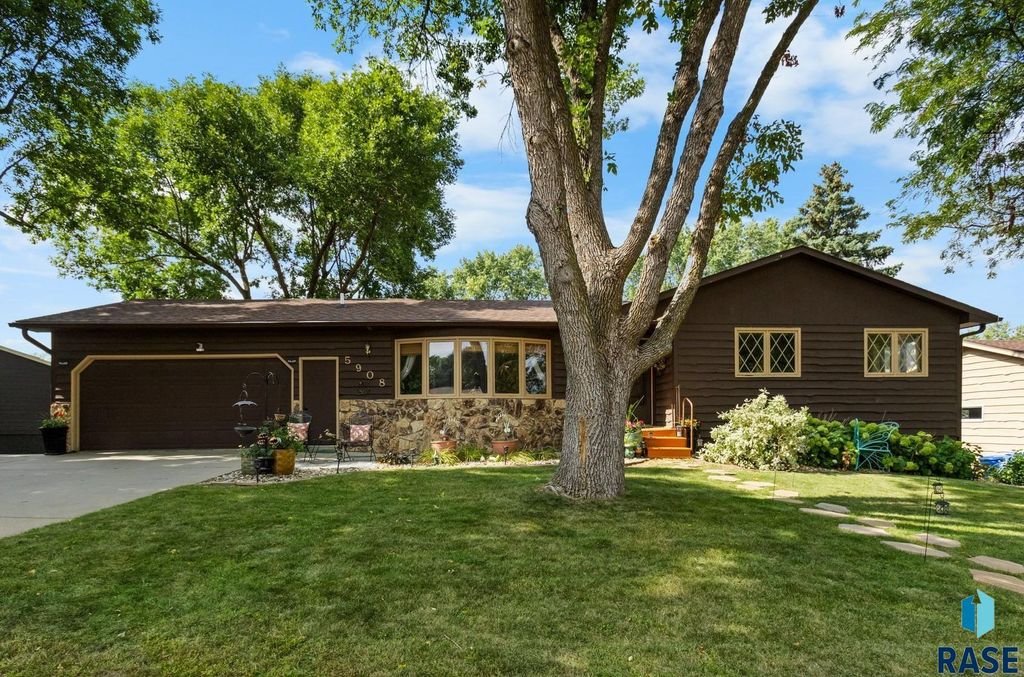 5908 W Chadwick Pl Place, Sioux Falls, SD 57106