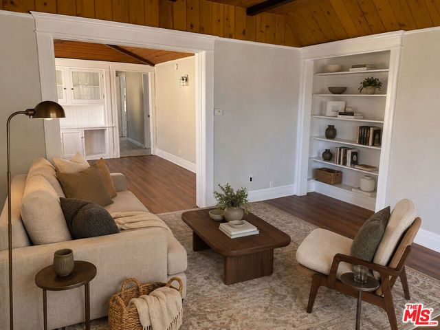 2106 India Street, Los Angeles, CA 90039