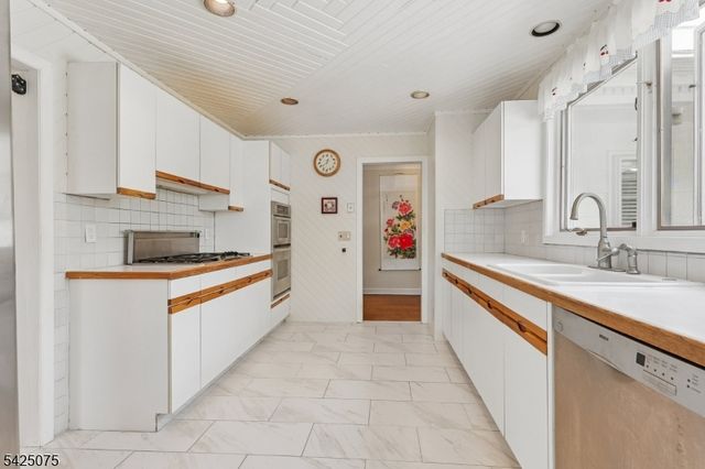 111 Parsonage Hill Rd, Millburn Twp., NJ 07078