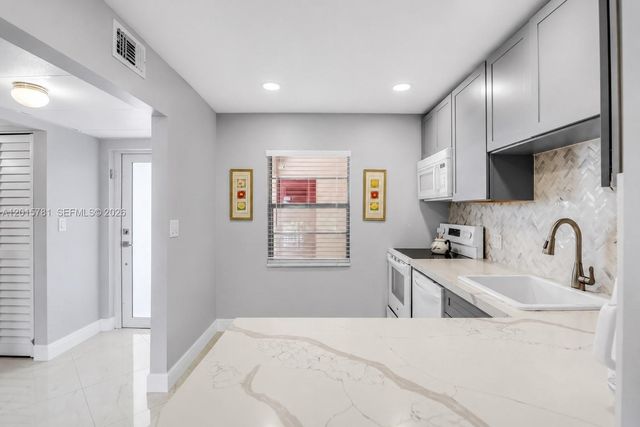 1020 Country Club Dr 405, Margate, FL 33063