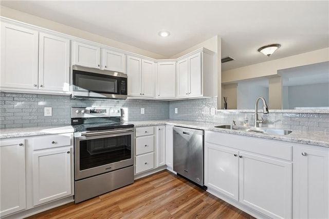 5221 Stonewood Drive, Eau Claire, WI 54703