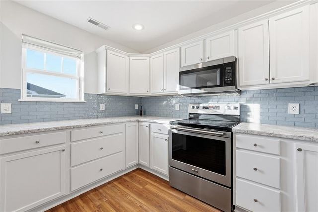 5221 Stonewood Drive, Eau Claire, WI 54703