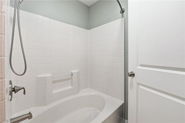 5221 Stonewood Drive, Eau Claire, WI 54703