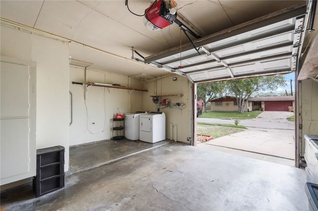 1302 Aswan Dr, Corpus Christi, TX 78412