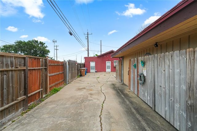1302 Aswan Dr, Corpus Christi, TX 78412