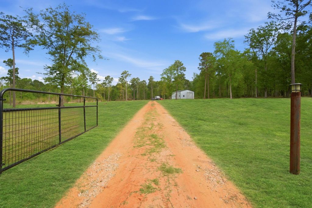 446 Hanson Road, Onalaska, TX 77360