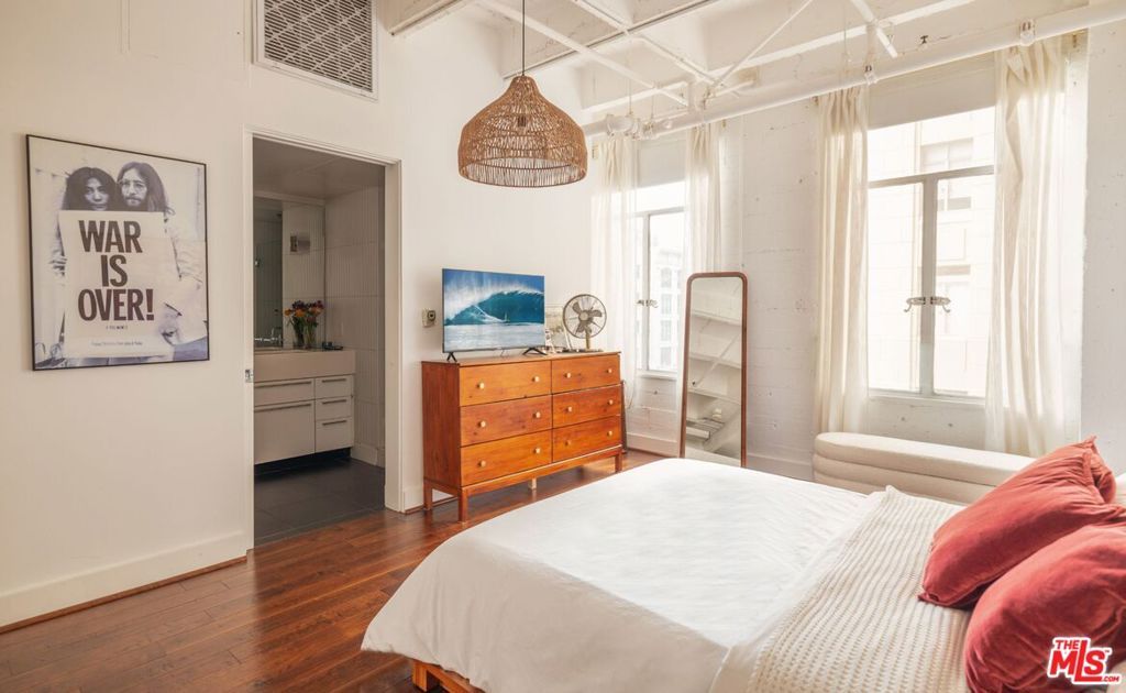 Image 11 of property listing at 6253 Hollywood Boulevard 402, Los Angeles, CA 90028