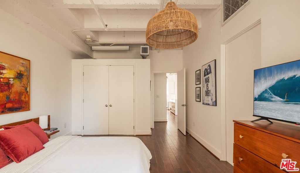 Image 12 of property listing at 6253 Hollywood Boulevard 402, Los Angeles, CA 90028