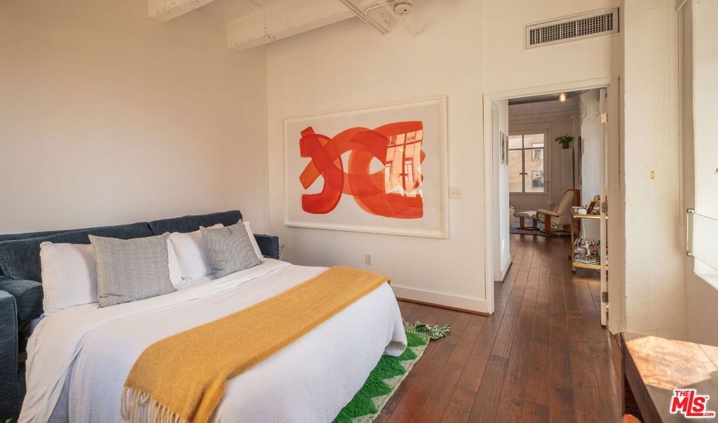 Image 16 of property listing at 6253 Hollywood Boulevard 402, Los Angeles, CA 90028