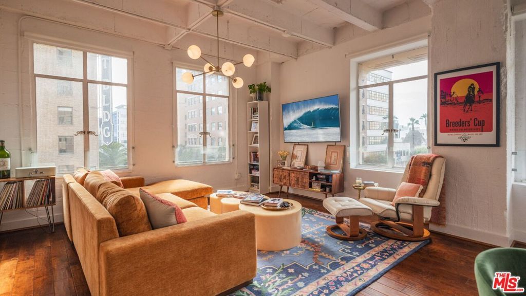 Image 2 of property listing at 6253 Hollywood Boulevard 402, Los Angeles, CA 90028