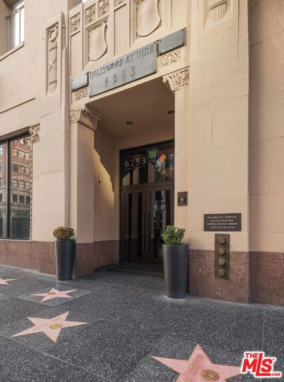 Image 3 of property listing at 6253 Hollywood Boulevard 402, Los Angeles, CA 90028