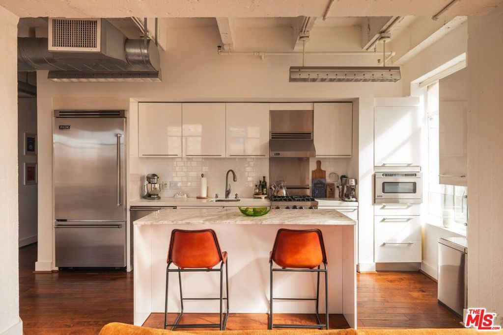 Image 6 of property listing at 6253 Hollywood Boulevard 402, Los Angeles, CA 90028