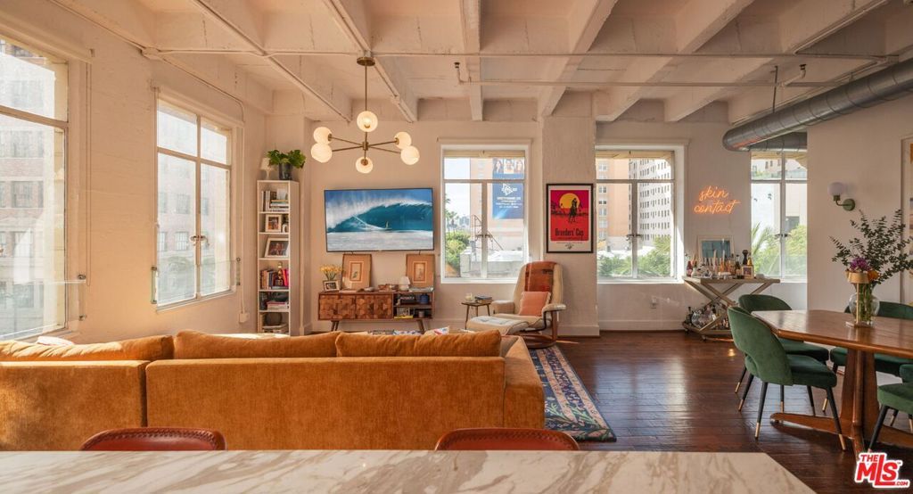 Image 7 of property listing at 6253 Hollywood Boulevard 402, Los Angeles, CA 90028