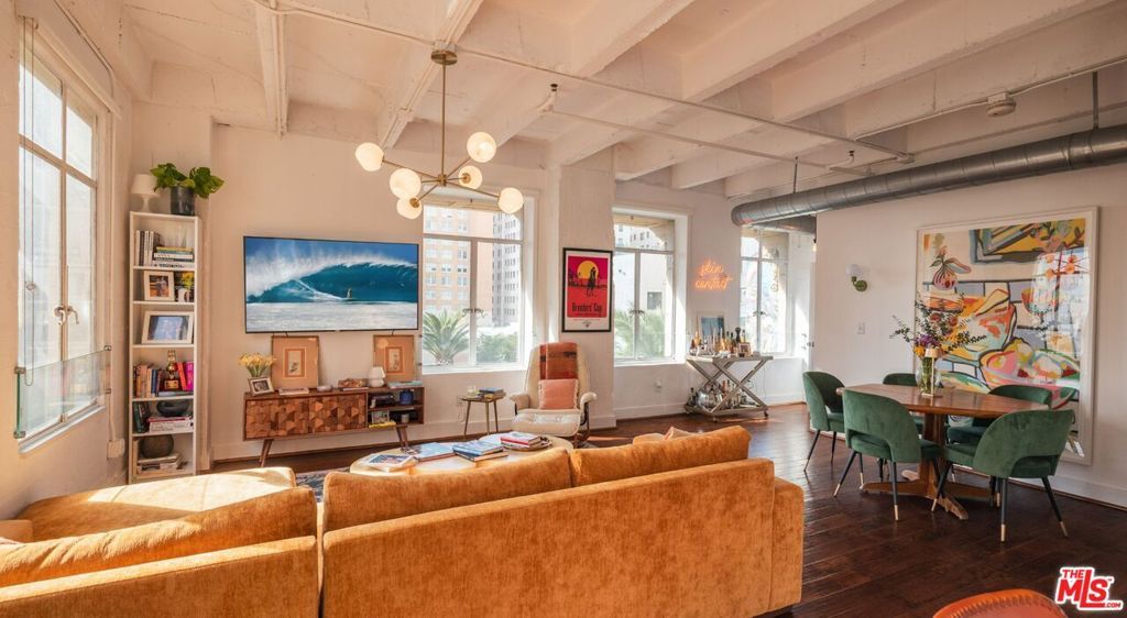 Image 8 of property listing at 6253 Hollywood Boulevard 402, Los Angeles, CA 90028