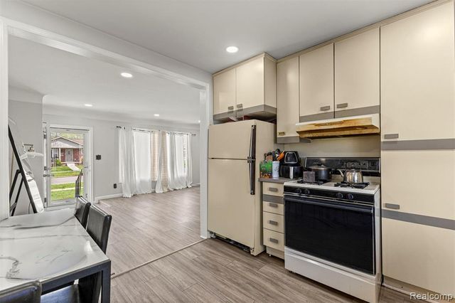 5755 Plainfield Street, Dearborn Heights, MI 48127