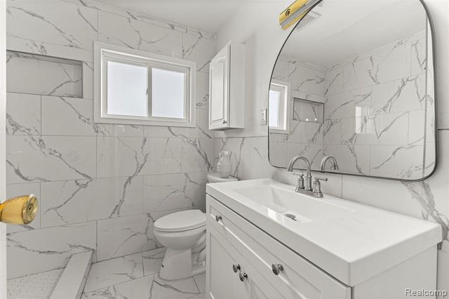 5755 Plainfield Street, Dearborn Heights, MI 48127