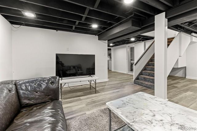 5755 Plainfield Street, Dearborn Heights, MI 48127