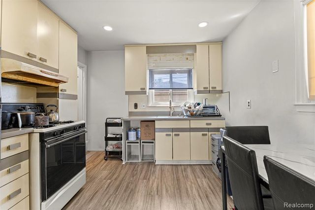 5755 Plainfield Street, Dearborn Heights, MI 48127