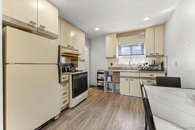 5755 Plainfield Street, Dearborn Heights, MI 48127