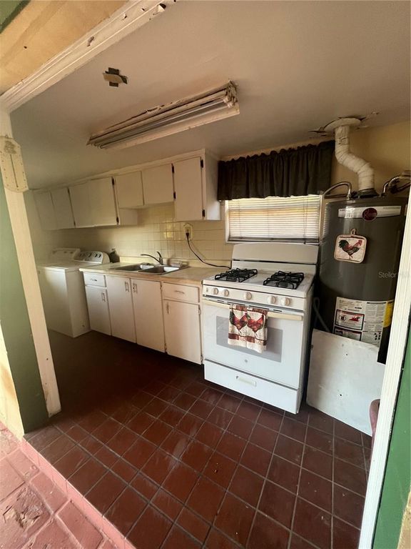 Image 23 of property listing at 2405 CORRINE STREET, Tampa, FL 33605