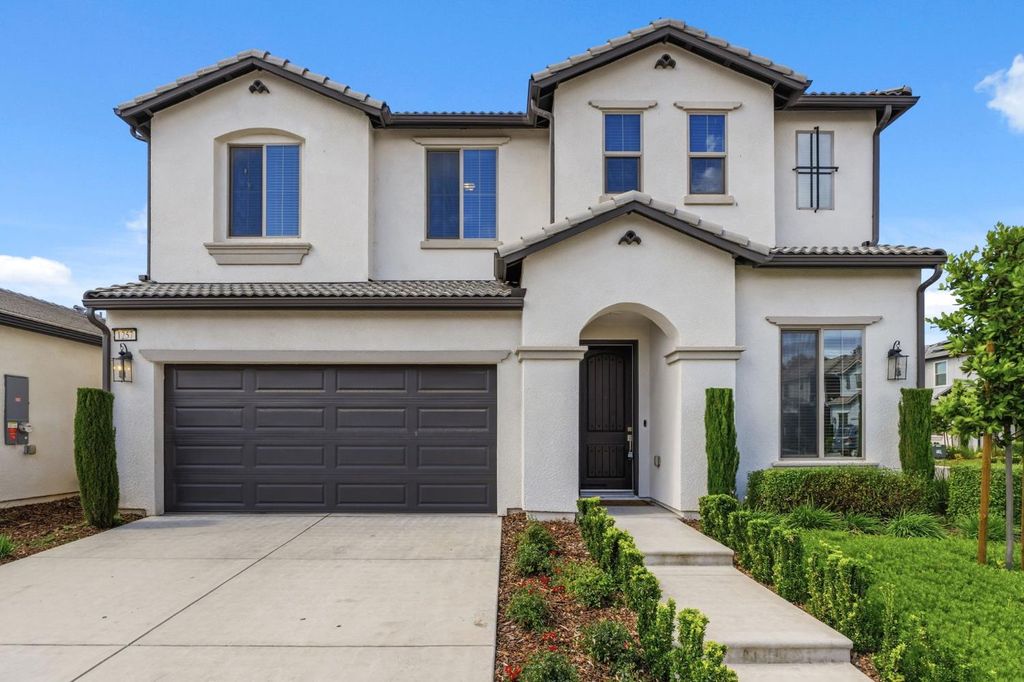 Image 1 of property listing at 1257 E Via Ulivo, Fresno, CA 93730