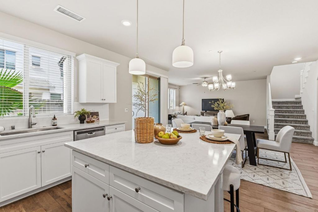 Image 12 of property listing at 1257 E Via Ulivo, Fresno, CA 93730