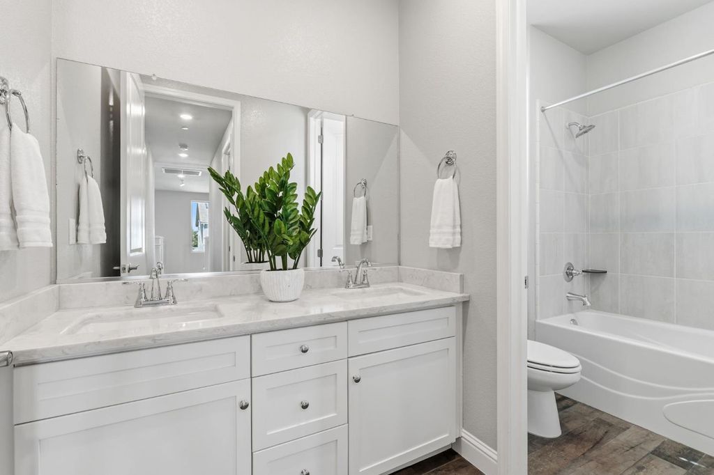 Image 25 of property listing at 1257 E Via Ulivo, Fresno, CA 93730