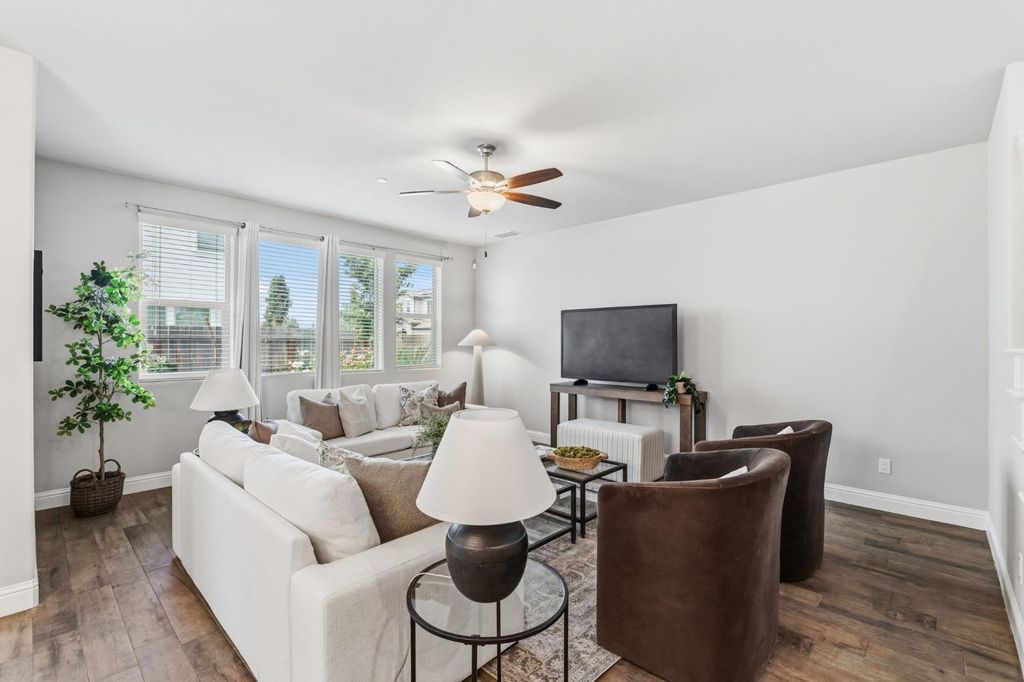 Image 6 of property listing at 1257 E Via Ulivo, Fresno, CA 93730