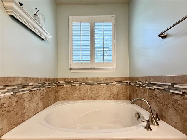 222 Overlook Dr, Peters Twp, PA 15317