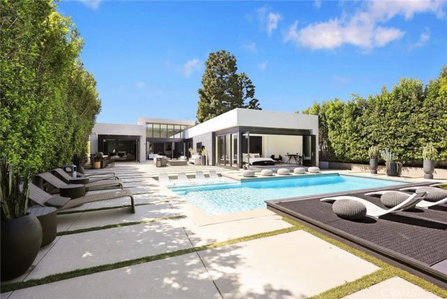 7139 Macapa, Los Angeles, CA 90068