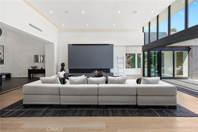 7139 Macapa, Los Angeles, CA 90068