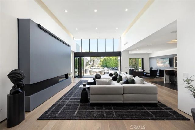 7139 Macapa, Los Angeles, CA 90068