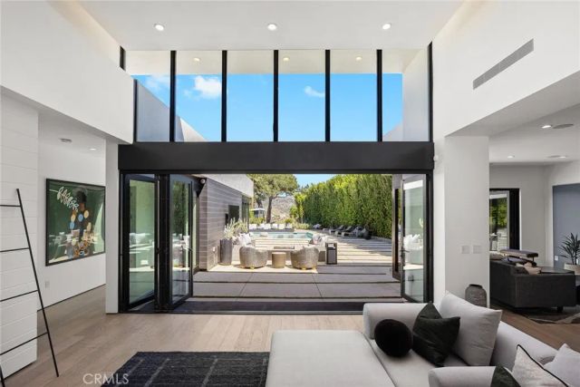 7139 Macapa, Los Angeles, CA 90068