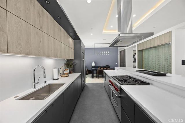 7139 Macapa, Los Angeles, CA 90068