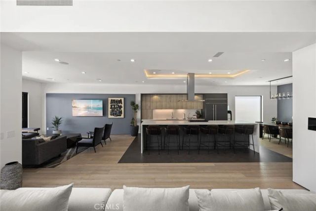 7139 Macapa, Los Angeles, CA 90068