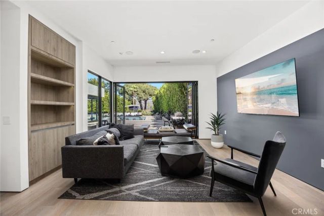 7139 Macapa, Los Angeles, CA 90068