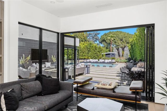 7139 Macapa, Los Angeles, CA 90068