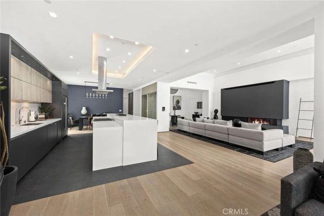 7139 Macapa, Los Angeles, CA 90068