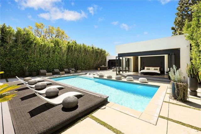 7139 Macapa, Los Angeles, CA 90068