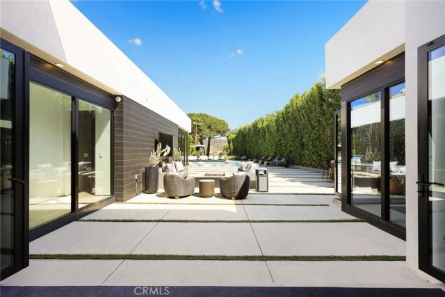 7139 Macapa, Los Angeles, CA 90068