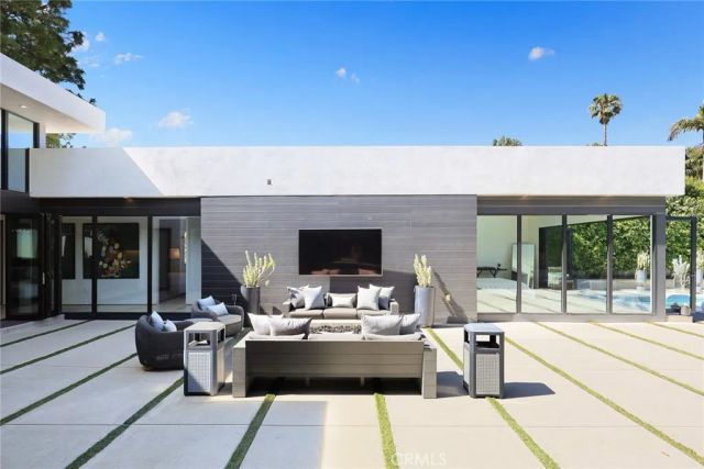 7139 Macapa, Los Angeles, CA 90068