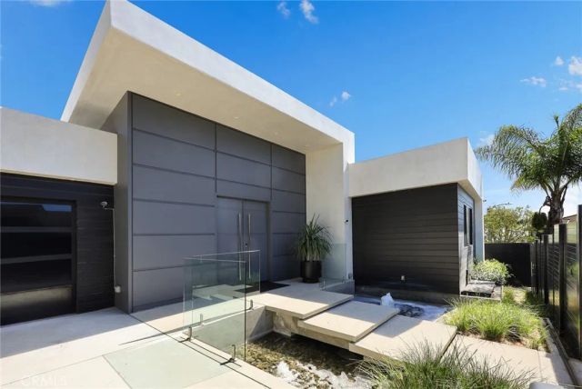 7139 Macapa, Los Angeles, CA 90068