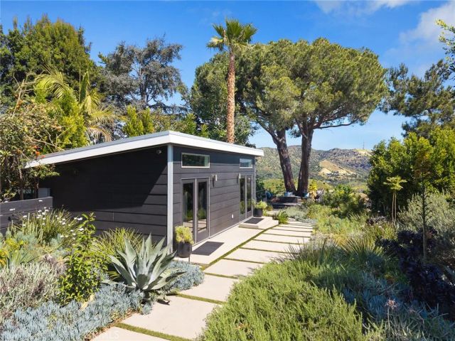 7139 Macapa, Los Angeles, CA 90068