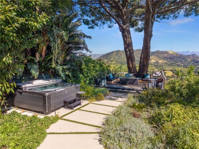 7139 Macapa, Los Angeles, CA 90068